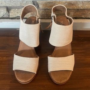 Women's Tom's size 8M Tan cloth sandals